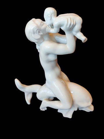 Bing & Grøndahl B&G 4057 Kvinde på delfin kysser barn Figur 39 cm Kai Nielsen