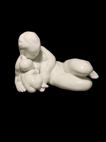 Bing & Grøndahl Blanc de Chine Figur af Kvinde med barn No 4029. Designet af Kai 
Nielsen. Måler 11 cm x 18 cm