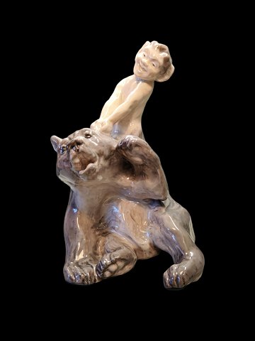Royal Copenhagen Figur af faun der trækker en bjørn i øret No 1804