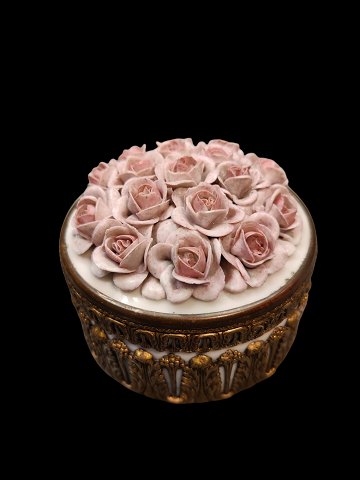 French bonbonnier with pink roses
