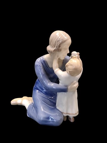 Bing and Grondahl B&G 2255 Mother and child 14.5 x 13 cm