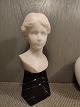 Hvid marmor buste af ung kvinde på sort marmor base. ca 21 cm