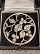 Svend Weihrauch - F. Hingelberg. Art deco Sterling Silver Brooch.
Designed by Svend Weihrauch (1899-1962) and crafted by F. Hingelberg in Aarhus, 
Denmark.
Stamped with F. Hingelberg Hallmarks 925 S.
Dia. 6 cm. / 2,36 inches.